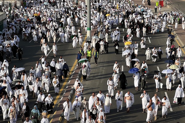 عزیمت هزاران زائر به سرزمین منا با پای پیاده