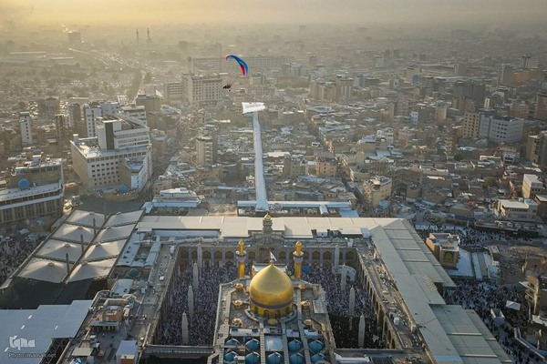 اهتزاز پرچم ولایت بر فراز حرم حضرت علی (ع)