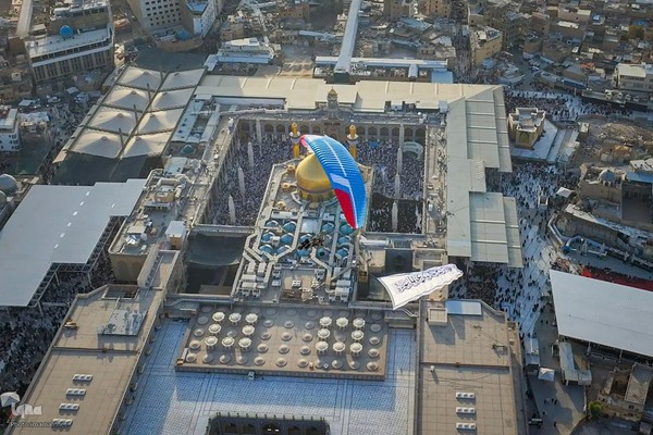 اهتزاز پرچم ولایت بر فراز حرم حضرت علی (ع)