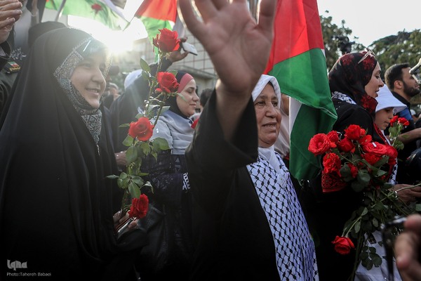 استقبال مردمی از خانواده های شهدا و بازماندگان غزه