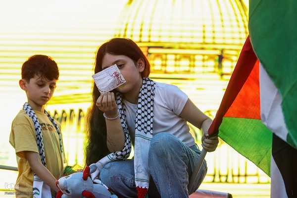 استقبال مردمی از خانواده های شهدا و بازماندگان غزه