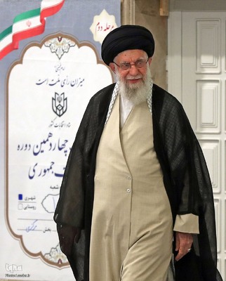 حضور رهبر معظم انقلاب در دور دوم انتخابات ریاست جمهوری