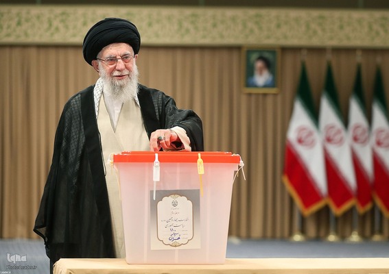 حضور رهبر معظم انقلاب در دور دوم انتخابات ریاست جمهوری