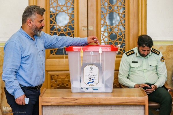 مرحله دوم انتخابات چهاردهمین دوره ریاست جمهوری در حرم حضرت معصومه(س)