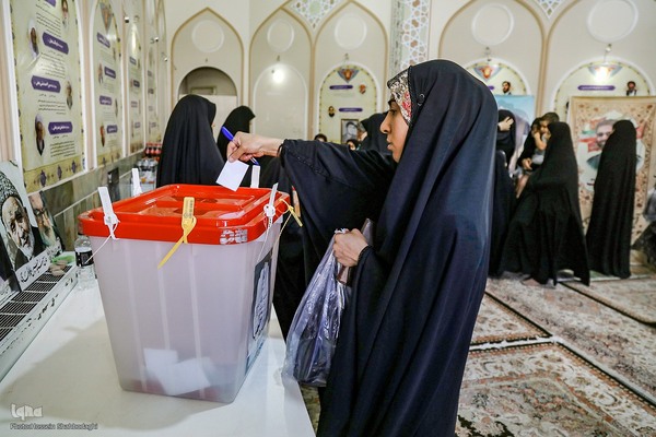 مرحله دوم انتخابات چهاردهمین دوره ریاست جمهوری در حرم حضرت معصومه(س)