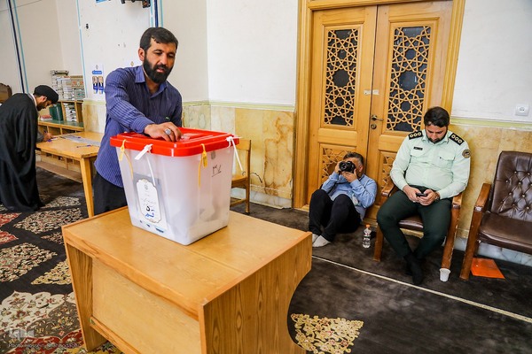 مرحله دوم انتخابات چهاردهمین دوره ریاست جمهوری در حرم حضرت معصومه(س)