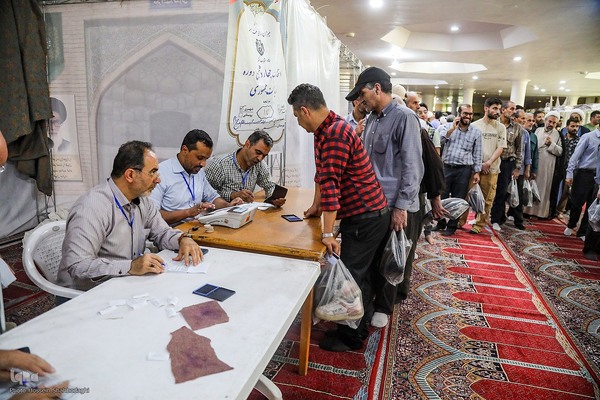 مرحله دوم انتخابات چهاردهمین دوره ریاست جمهوری در حرم حضرت معصومه(س)