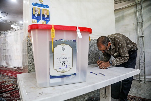 مرحله دوم انتخابات چهاردهمین دوره ریاست جمهوری در حرم حضرت معصومه(س)