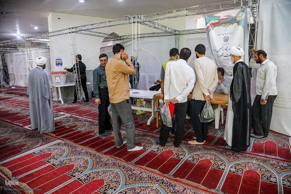 مرحله دوم انتخابات چهاردهمین دوره ریاست جمهوری در حرم حضرت معصومه(س)