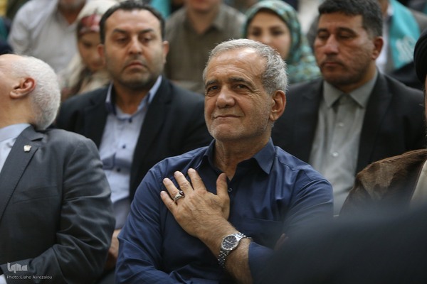 حضور مسعود پزشکیان در حرم امام راحل