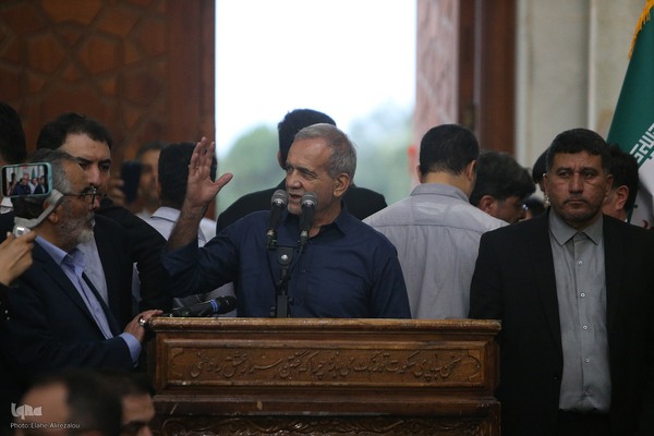 حضور مسعود پزشکیان در حرم امام راحل