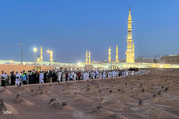 در آستان بقیع