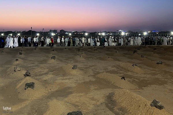 در آستان بقیع