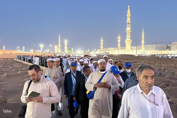 در آستان بقیع