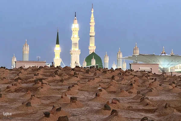 در آستان بقیع