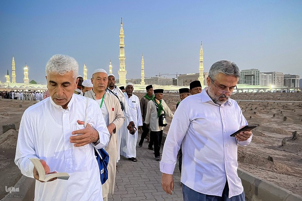 در آستان بقیع