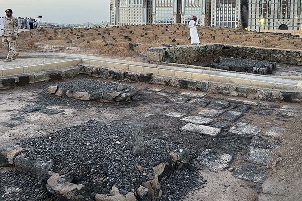 در آستان بقیع