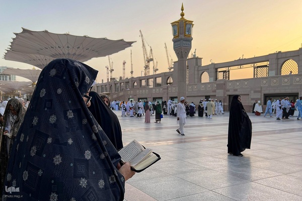 در آستان بقیع