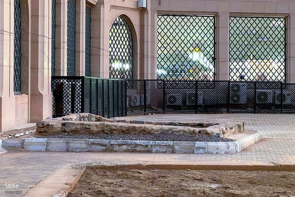 در آستان بقیع