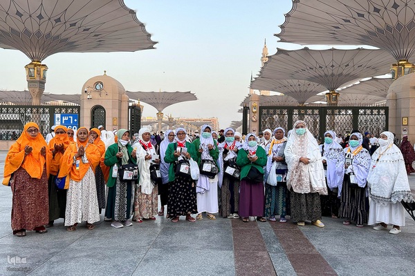 در آستان بقیع