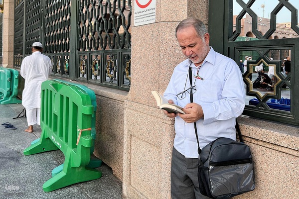 در آستان بقیع