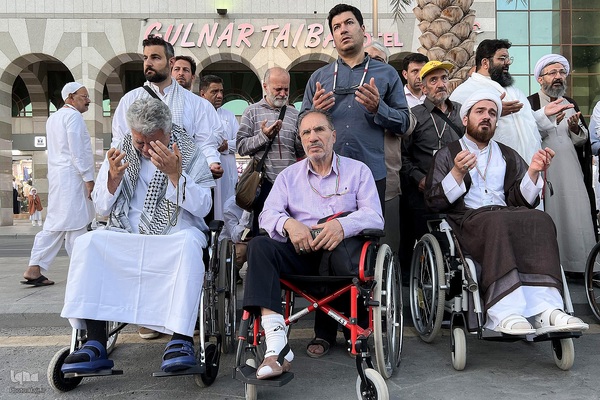 در آستان بقیع