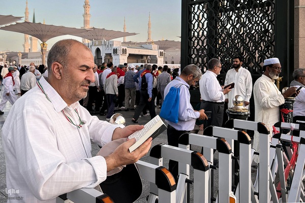 در آستان بقیع