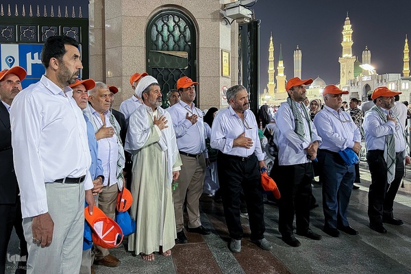 در آستان بقیع