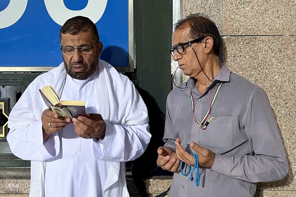 در آستان بقیع