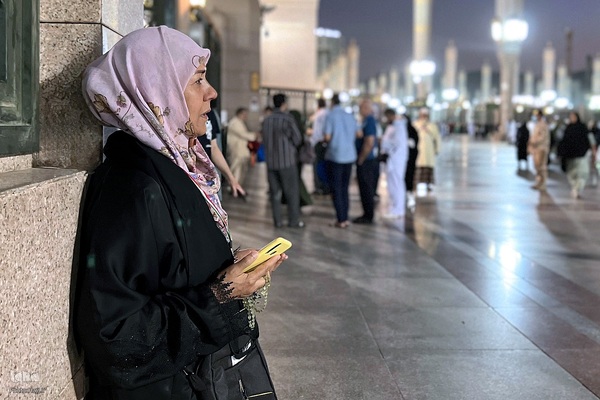 در آستان بقیع