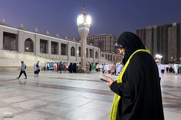 در آستان بقیع