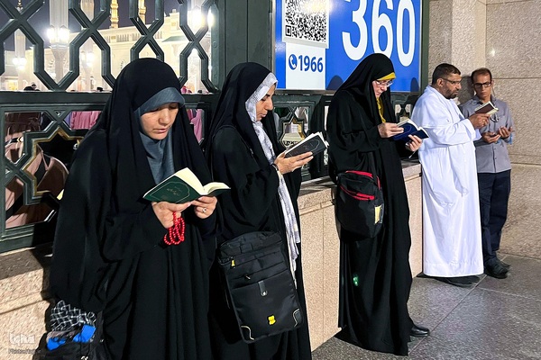 در آستان بقیع