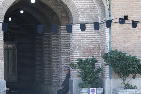 رختِ سیاهِ عزا بر تنِ بازار تهران