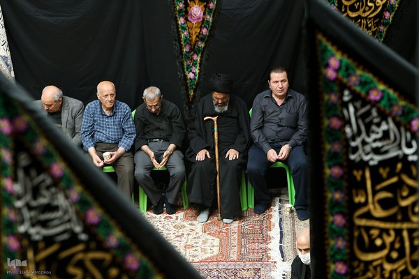 رختِ سیاهِ عزا بر تنِ بازار تهران