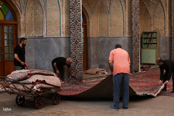 رختِ سیاهِ عزا بر تنِ بازار تهران