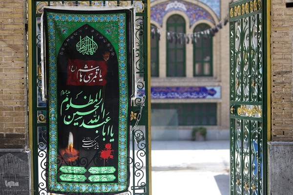 رختِ سیاهِ عزا بر تنِ بازار تهران