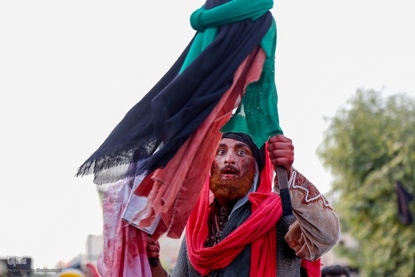 دسته نمادین کاروان اسرای کربلا در قم