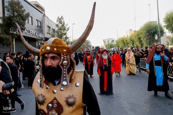 دسته نمادین کاروان اسرای کربلا در قم