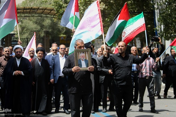 تجمع اعتراضی در محکومیت ترور شهید هنیه مقابل دانشگاه تهران