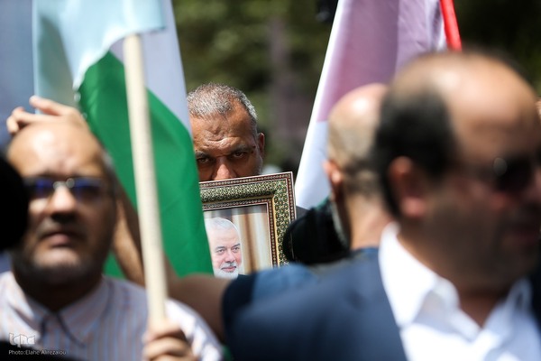 تجمع اعتراضی در محکومیت ترور شهید هنیه مقابل دانشگاه تهران