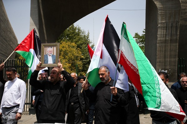 تجمع اعتراضی در محکومیت ترور شهید هنیه مقابل دانشگاه تهران