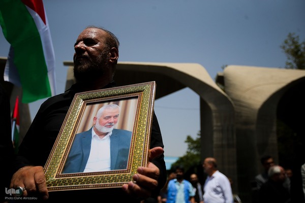 تجمع اعتراضی در محکومیت ترور شهید هنیه مقابل دانشگاه تهران