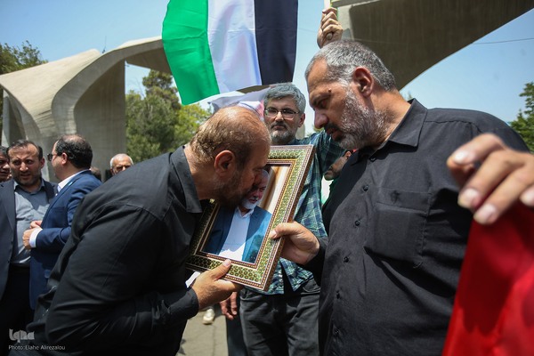 تجمع اعتراضی در محکومیت ترور شهید هنیه مقابل دانشگاه تهران