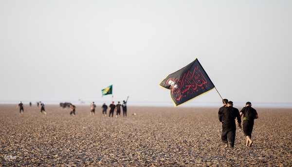 حرکت محبان امام حسین (ع) با پای پیاده به سمت کربلا از جنوبی ترین مناطق عراق