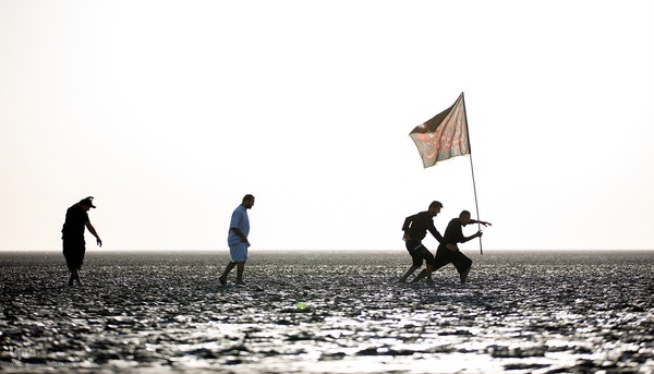 حرکت محبان امام حسین (ع) با پای پیاده به سمت کربلا از جنوبی ترین مناطق عراق