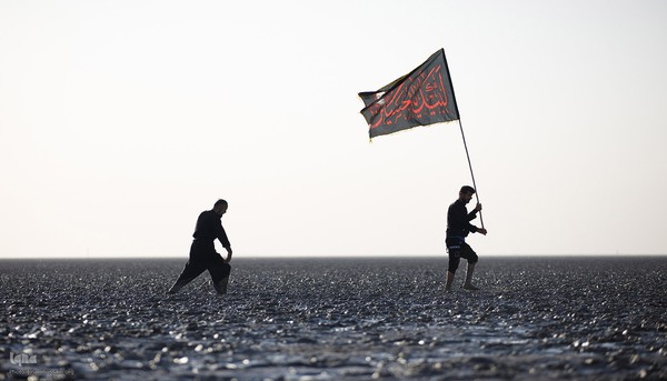 حرکت محبان امام حسین (ع) با پای پیاده به سمت کربلا از جنوبی ترین مناطق عراق