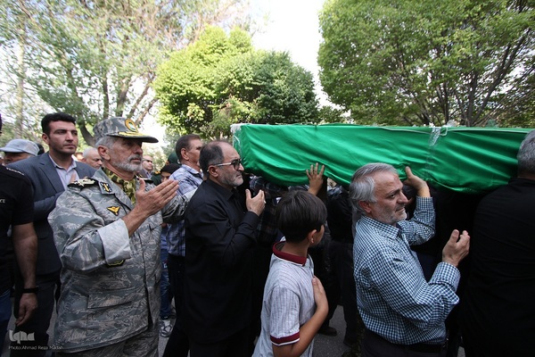 تشییع پیکر مادر 4 شهید دوران دفاع مقدس در شهیدآباد فارس