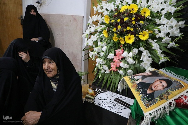 تشییع پیکر مادر 4 شهید دوران دفاع مقدس در شهیدآباد فارس