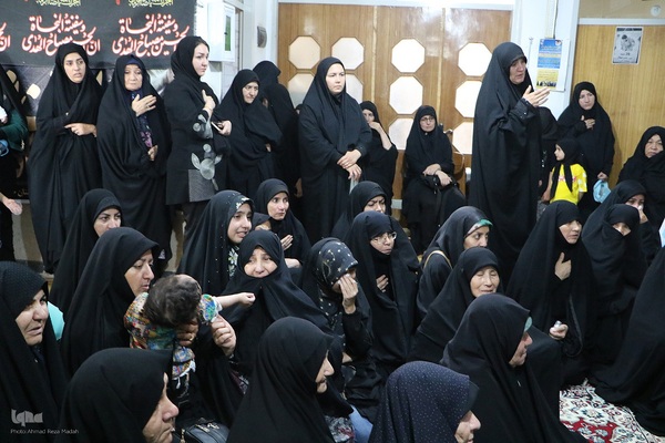 تشییع پیکر مادر 4 شهید دوران دفاع مقدس در شهیدآباد فارس