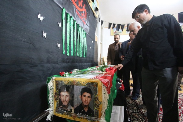 تشییع پیکر مادر 4 شهید دوران دفاع مقدس در شهیدآباد فارس